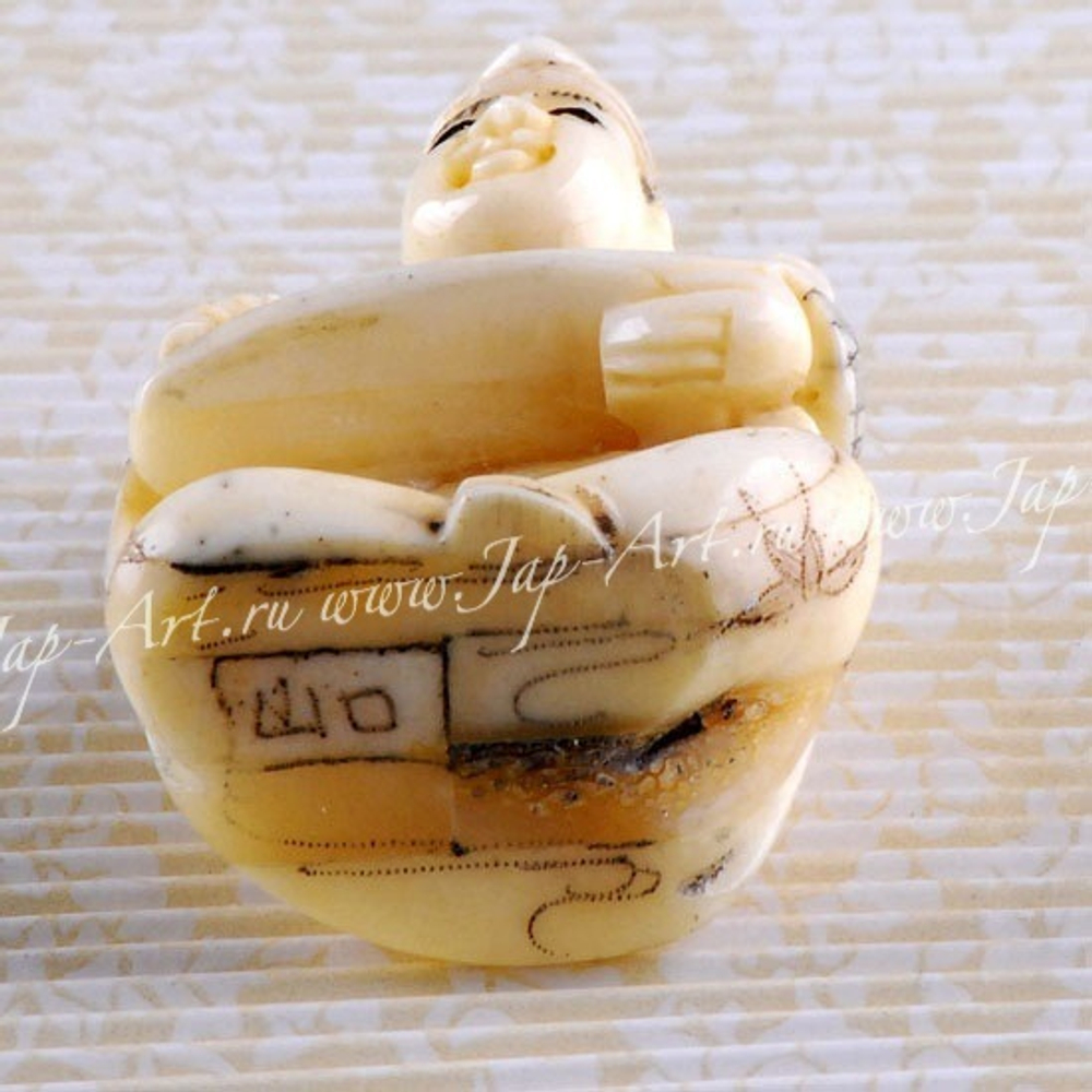 Нэцкэ Монах в позе лотоса