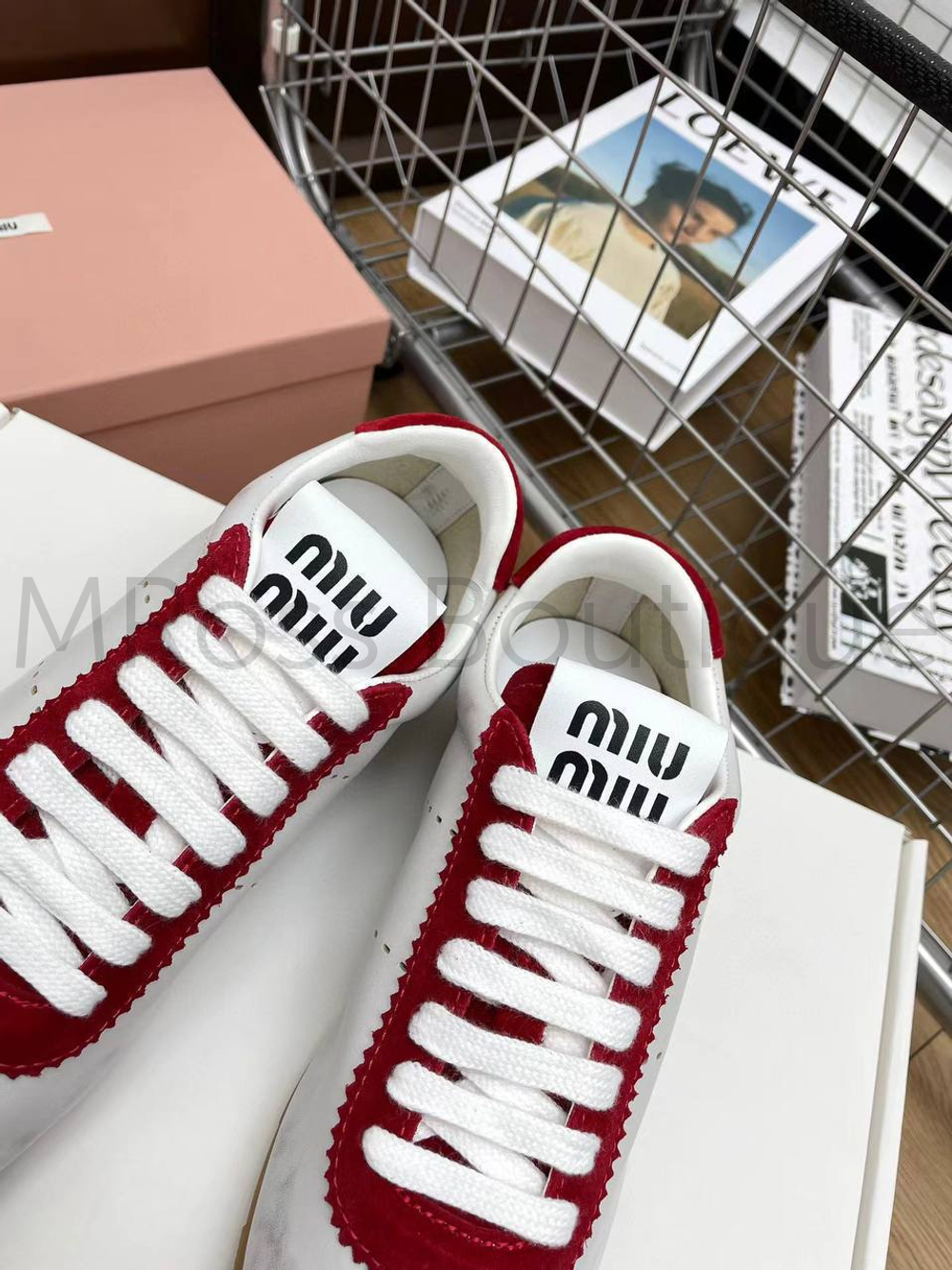 Женские кеды Miu Miu в красно-белом цвете с логотипом