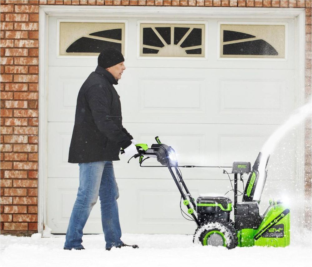 Снегоуборщик Greenworks GD82ST56, 82v, 61 см, в комплекте 3 шт. АКБ 5 А·ч и двойное ЗУ (самоходный ,аккумуляторный) 2602807U3B