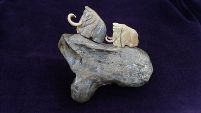 Два мамонта на скале