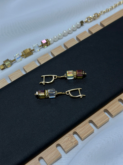 Серьги кубики из прозрачных и телесных кристаллов Swarovski и гематита, оттенок золото