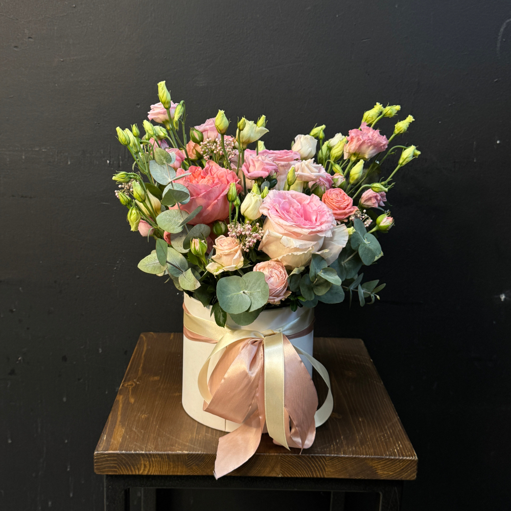 Бокс с розами и эустомой