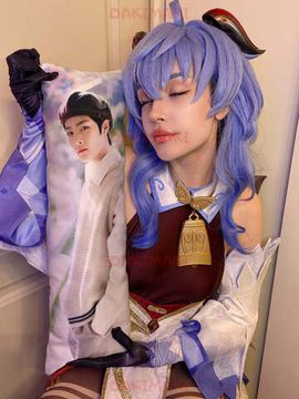 Мини дакимакура Ай.Эн из Стрей Кидс | Stray Kids арт. M1001, 60х20 см