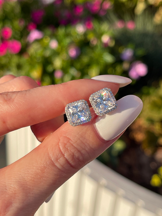 Серьги-гвоздики квадрат белые в обсыпке