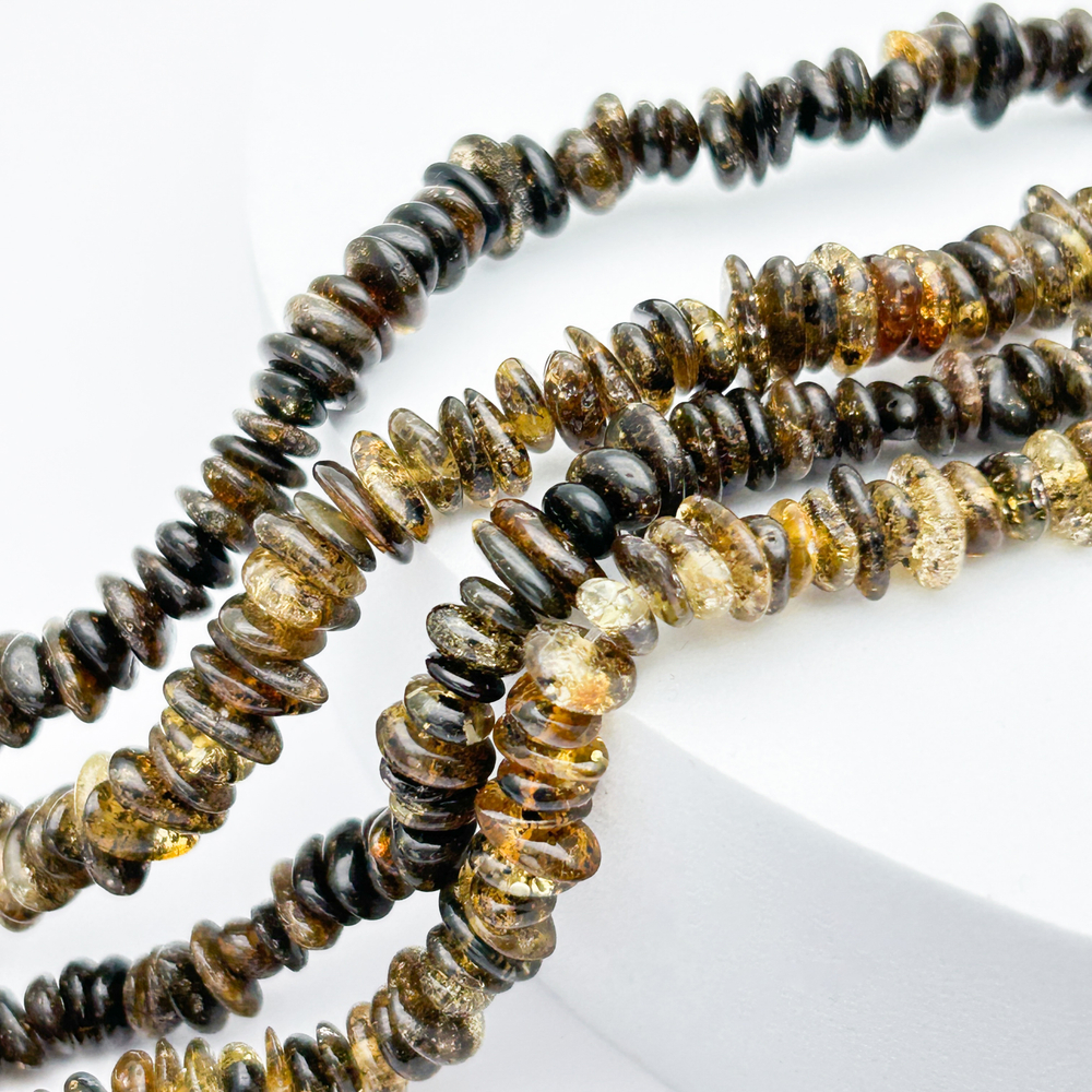 Янтарь бусины, зеленые оттенки, крошка, размер 8,7-6,4*2,2-3,2 мм, цена за отрезок 8 см (1/4 нити)