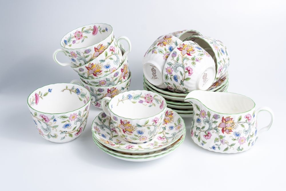Девять чайных пар, сахарница и молочник из сервиза «Haddon Hall»