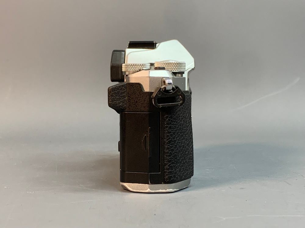 Olympus OM-D E-M5 Mark II 64.700 кадров, сломан батарейный отсек