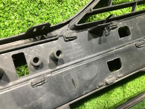 Решетка переднего бампера Toyota Camry xv70 17-21