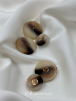 Пуговицы на золотистой ножке светло бежевые с коричневыми прожилками
