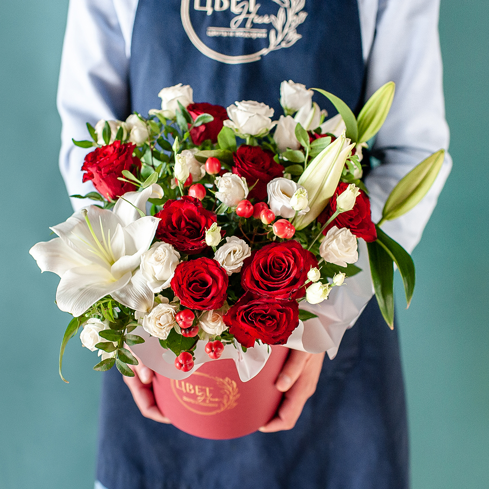 Красно-белый букет в шляпной коробке