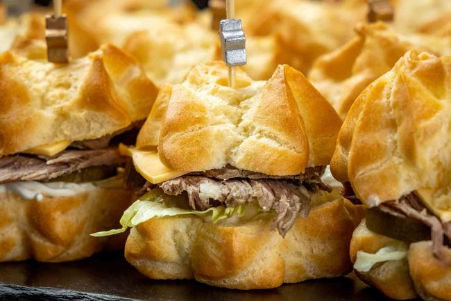 Мини бургер-профитроль с ростбифом, 20 шт.