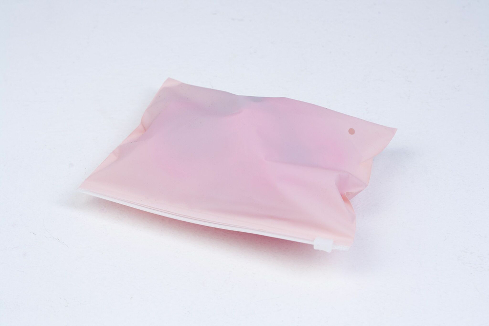 Черные базовые наручники из кожи с розовой опушкой