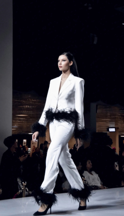 Костюм брючный с перьями