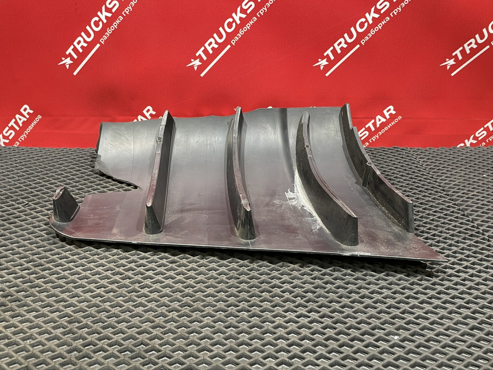 Дефлектор грязевой правый