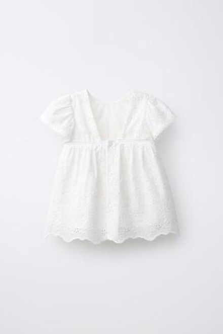 ZARA ПЛАТЬЕ С ВЫШИТЫМИ ЦВЕТАМИ, БЕЛЫЙ