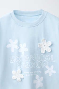 ZARA ФУТБОЛКА С ЦВЕТОЧНЫМ КРОШЕ, ГОЛУБОЙ