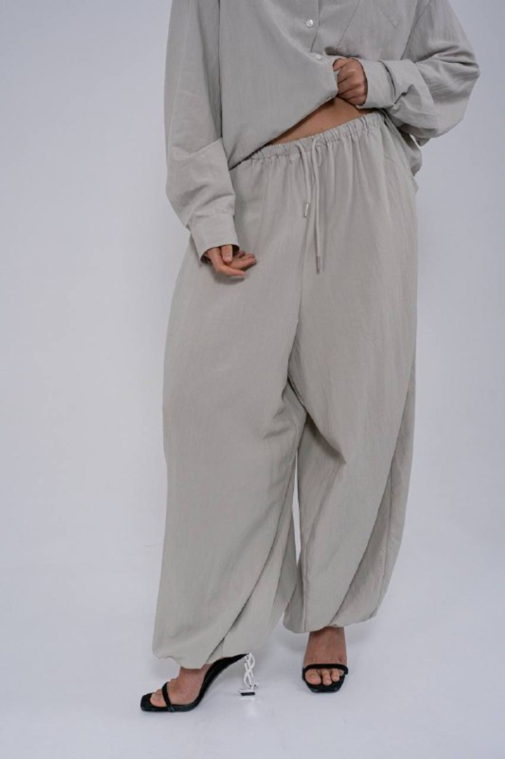 Костюм из тенсела с брюками аладинами.