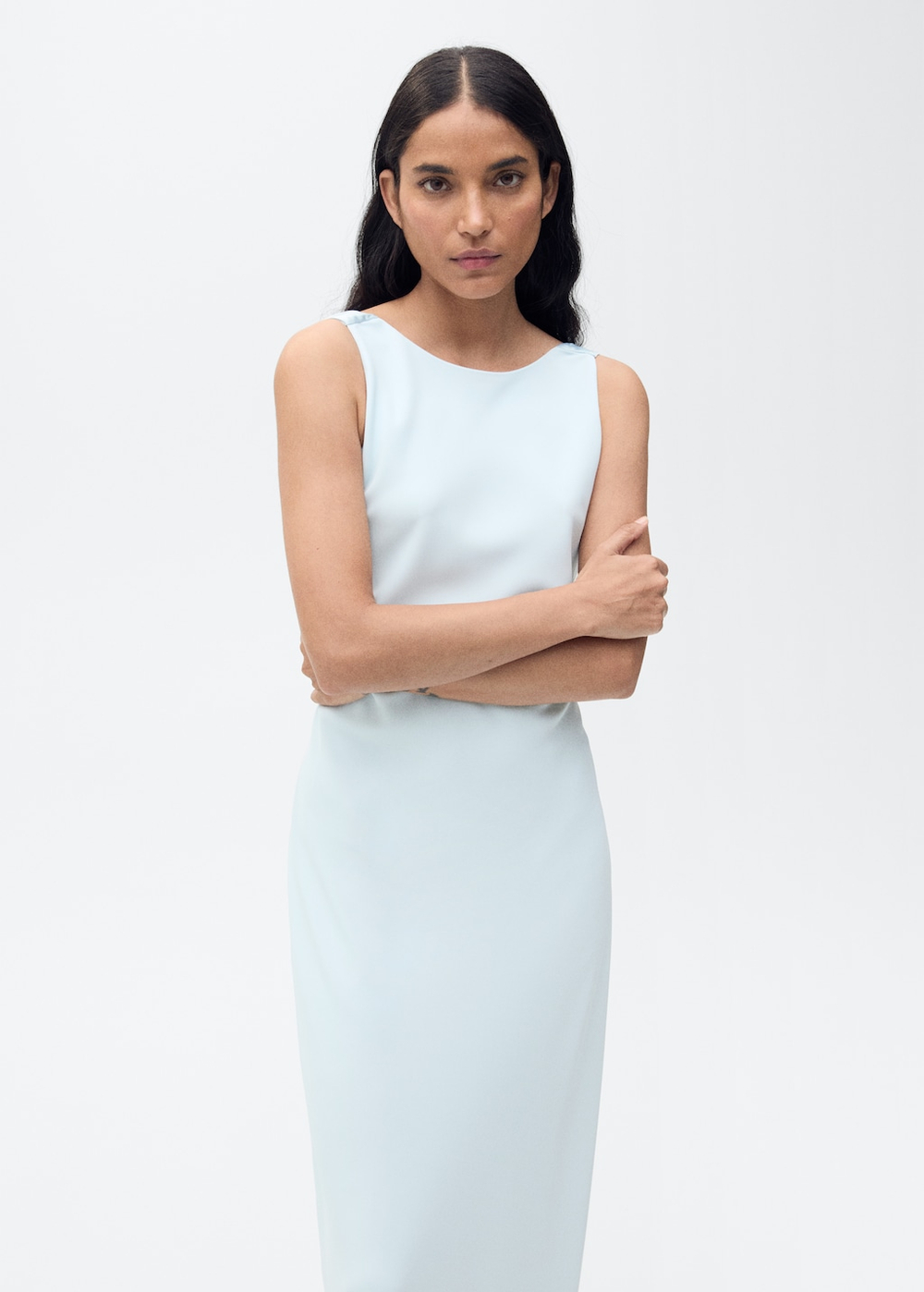 Атласное платье с драпированной спинкой