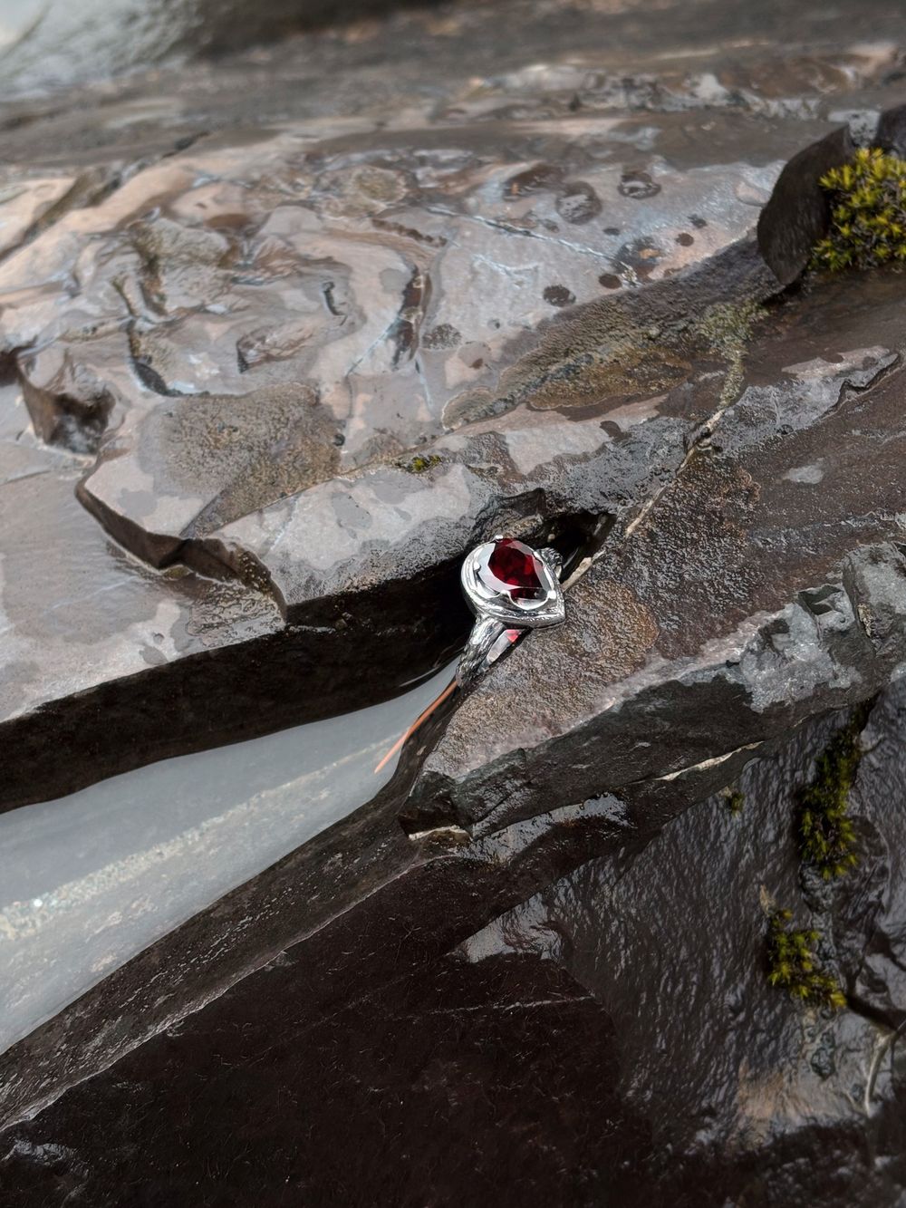 Кольцо Crystal Drop с гранатом