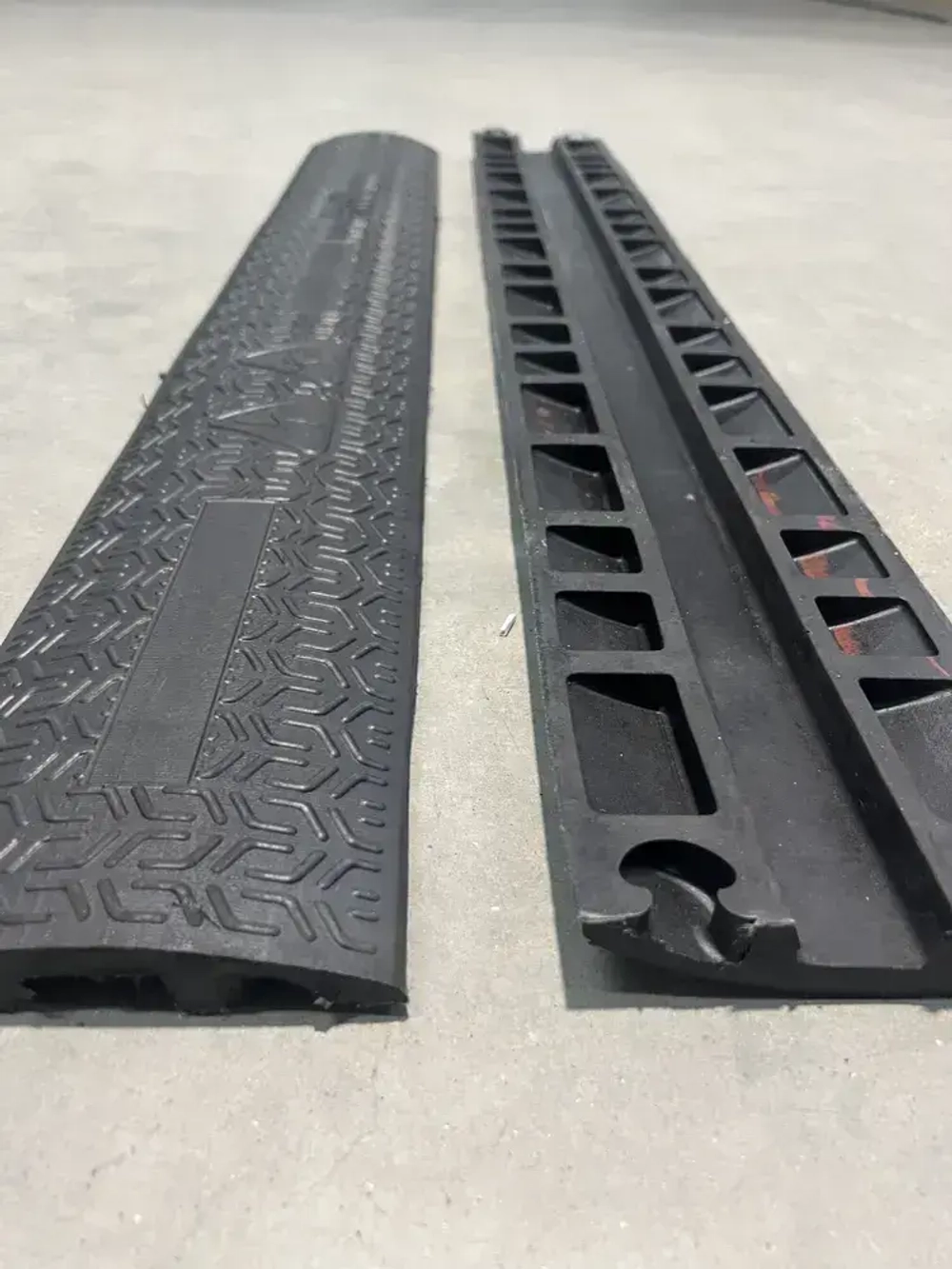 Гибкий кабель-канал для проводов (кабельный трап, капа) резиновый, черный, напольный, 1 канал 39*15 мм., 1000мм*140мм*25мм