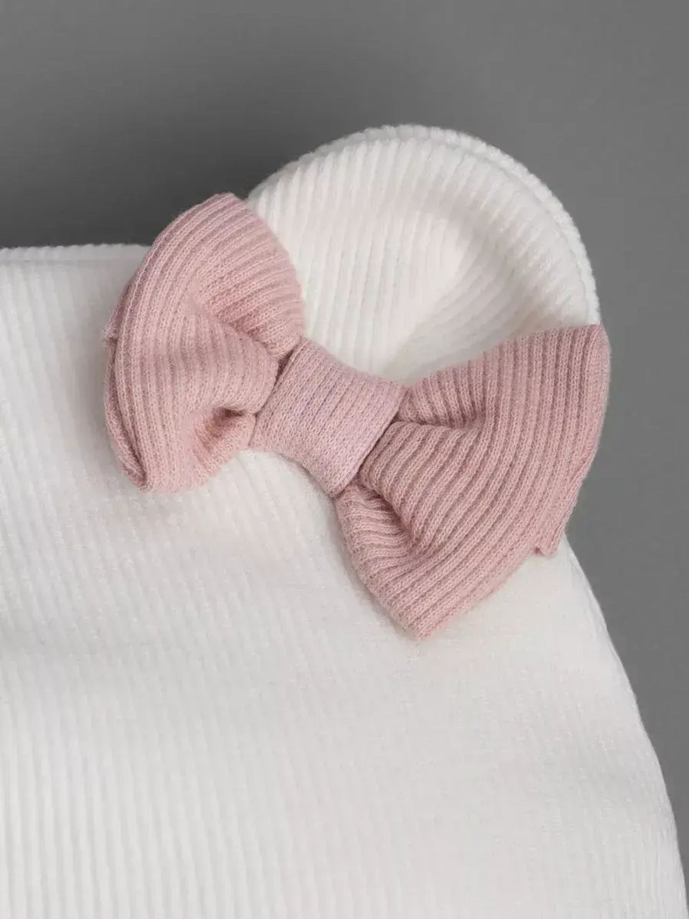 Осенняя шапка для девочки с ушками и снуд