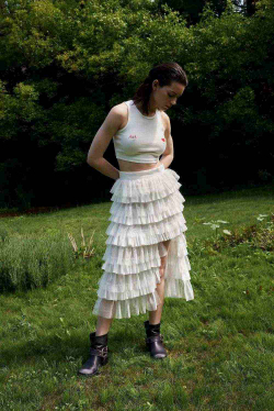 Топ с красной вышивкой