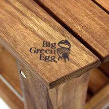 Керамический гриль Big Green Egg L Large (Большой), 46 см на столе из акации
