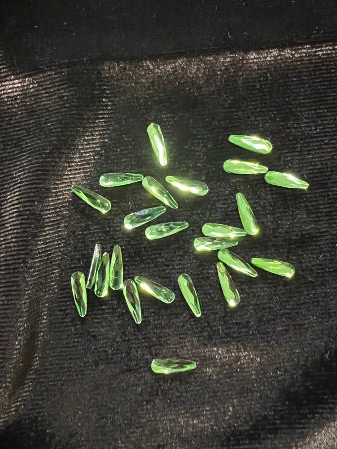 Стеклянные стразы 3*10 мм (25шт)цвет изумруд