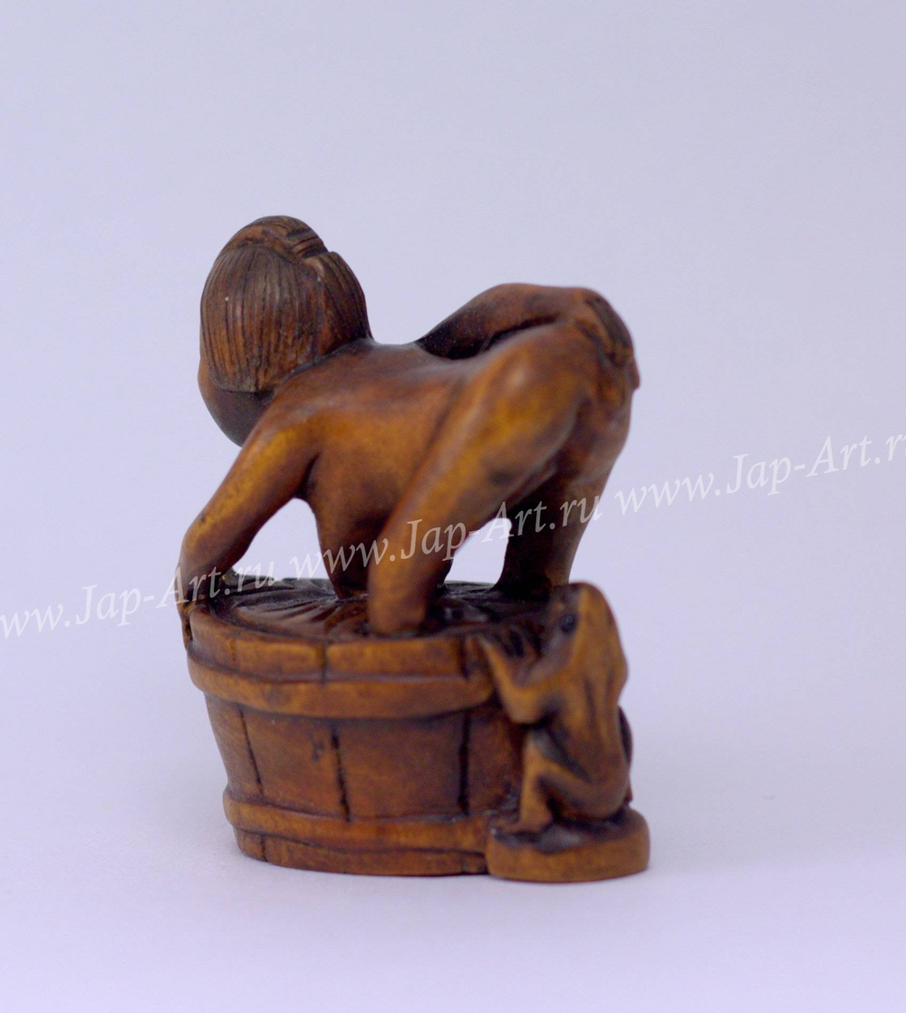 Нэцкэ Нагая красавица и лягушка (светлая)