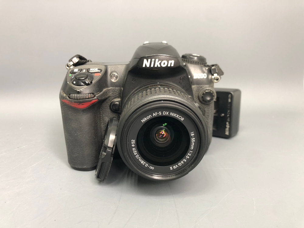 Nikon D200 kit AF-S DX 18-55mm 3.5-5.6G VR II 98.000 кадров