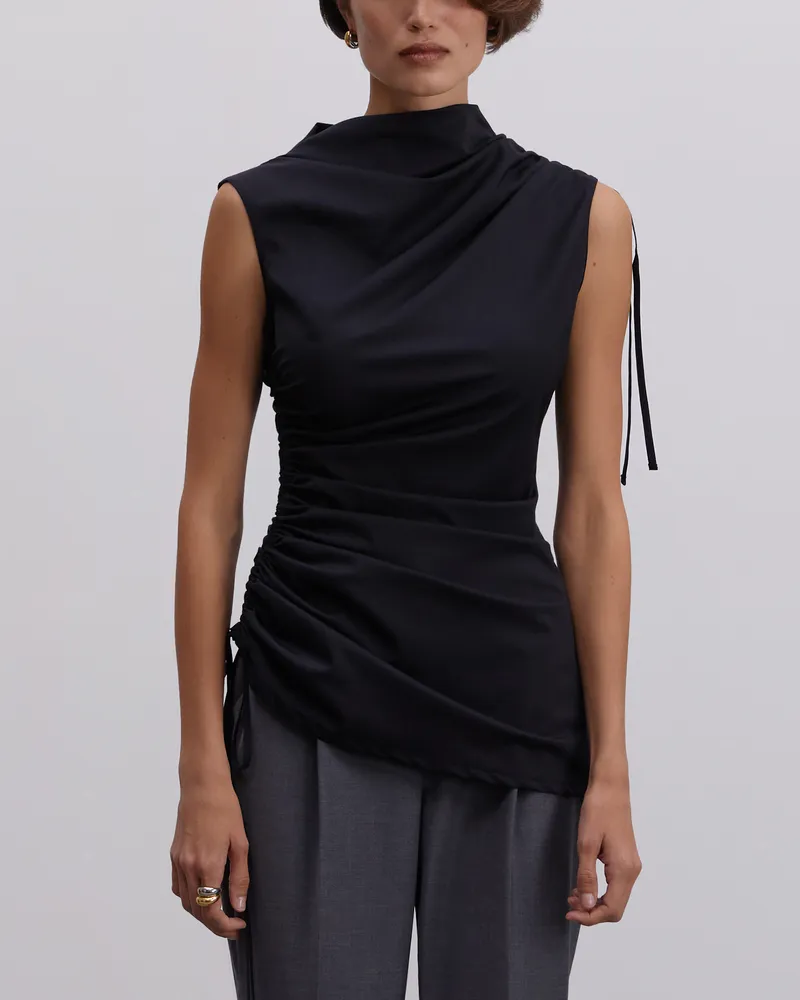 Брюки из шерсти зауженные к низу