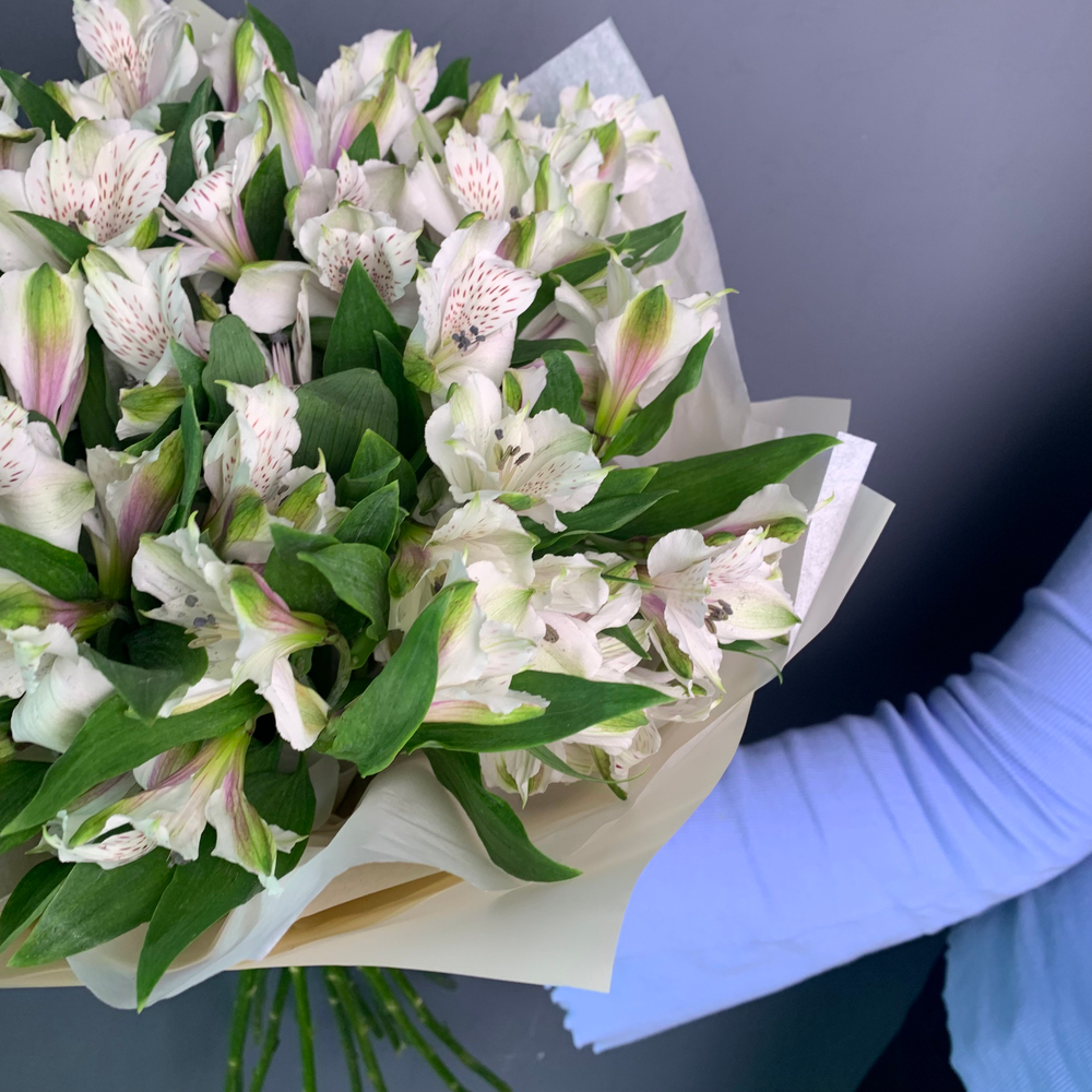 Букет 15 белых альстромерий