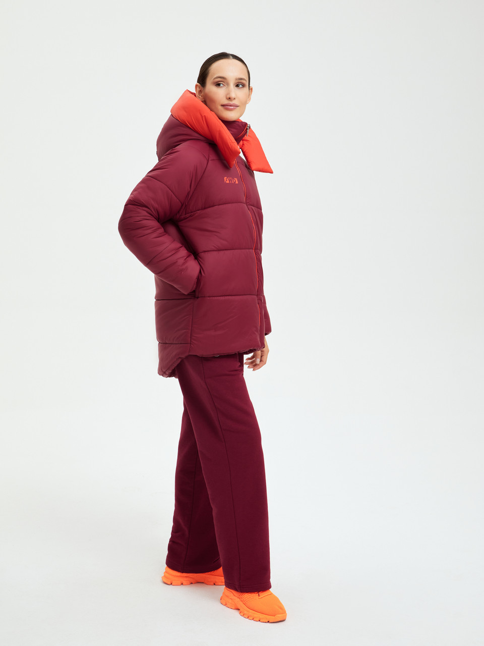 W08121V-RR232 Куртка утепленная женская с капюшоном фото 7