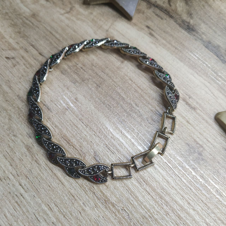 Браслет Vogue Ландыш стразы графитовые красные зеленые металл золотистый на красном бархате