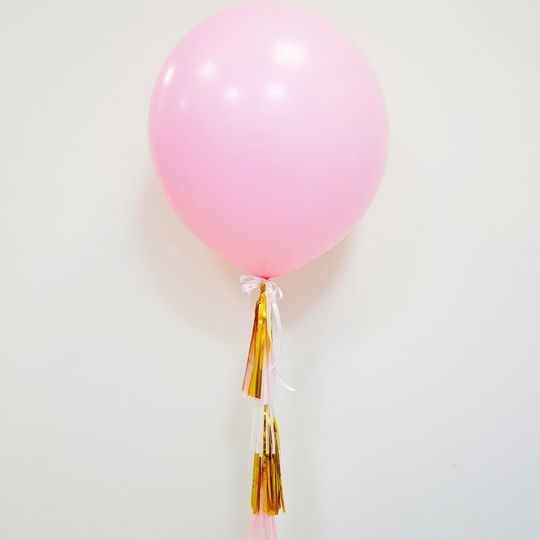 Шар-гигант розовый на хвосте