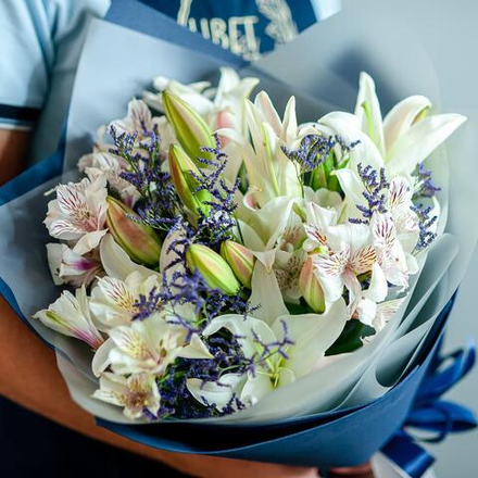 Букет из лилий и альстромерий с лимониумом