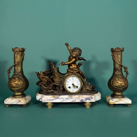 Часовой гарнитур в стиле Историзм «Амур в колеснице»