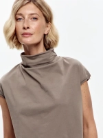 Футболка дизайнерская с цельнокроеным воротником