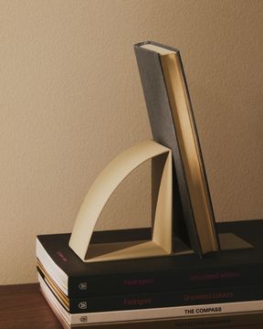 Подставка для книг Mistra бежевого цвета из железа