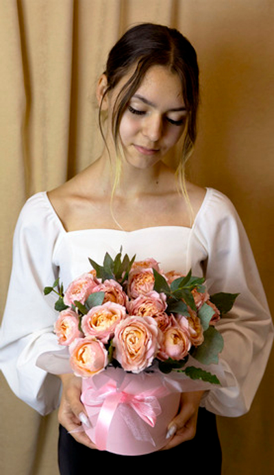 Пионовидная кустовая роза Джульетта в шляпной коробке (№27)