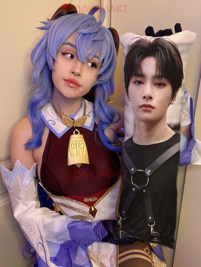 Мини дакимакура Ай.Эн из Стрей Кидс | Stray Kids арт. M1001, 60х20 см