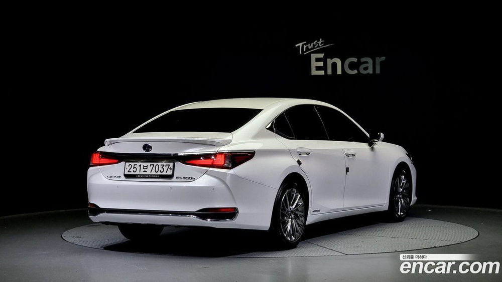 Lexus ES300h 7 Generation Luxury Plus (10.2021)