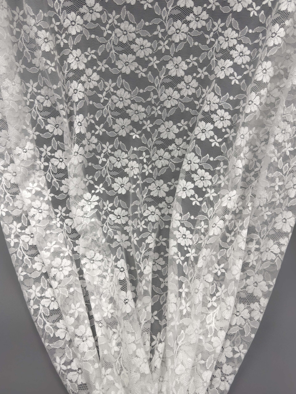 Гипюр эластичный белый ширина 150 см плотный С ПЯТНАМИ