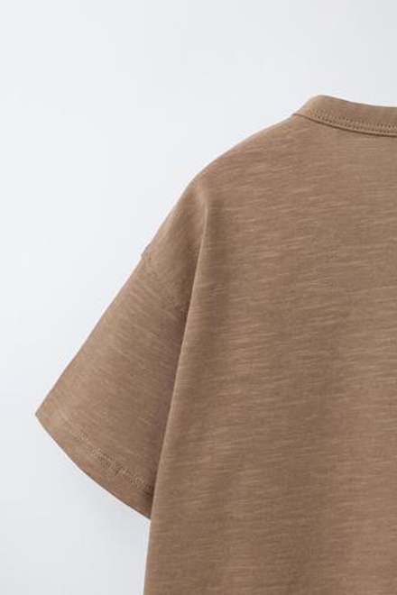 ZARA БАЗОВАЯ ФУТБОЛКА С ПУГОВИЦАМИ, КОРИЧНЕВЫЙ