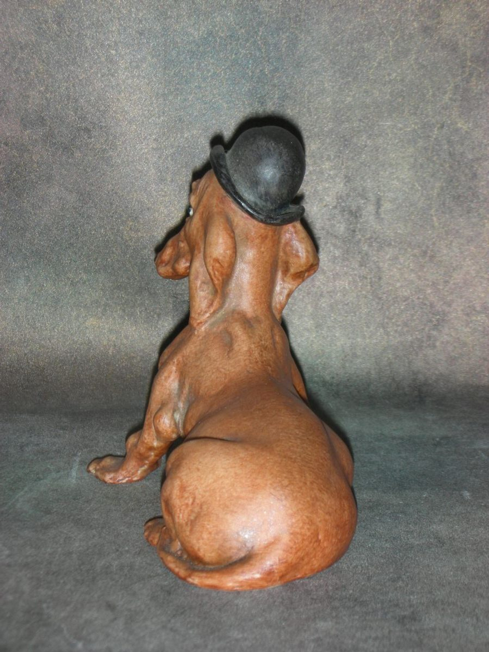 Статуэтка. Фарфор. Собака Такса в цилиндре. Capodimonte. Италия