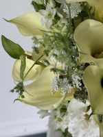 Свадебный букет из белых калл, лизиантуса, хелеборуса, вероники и амаранта