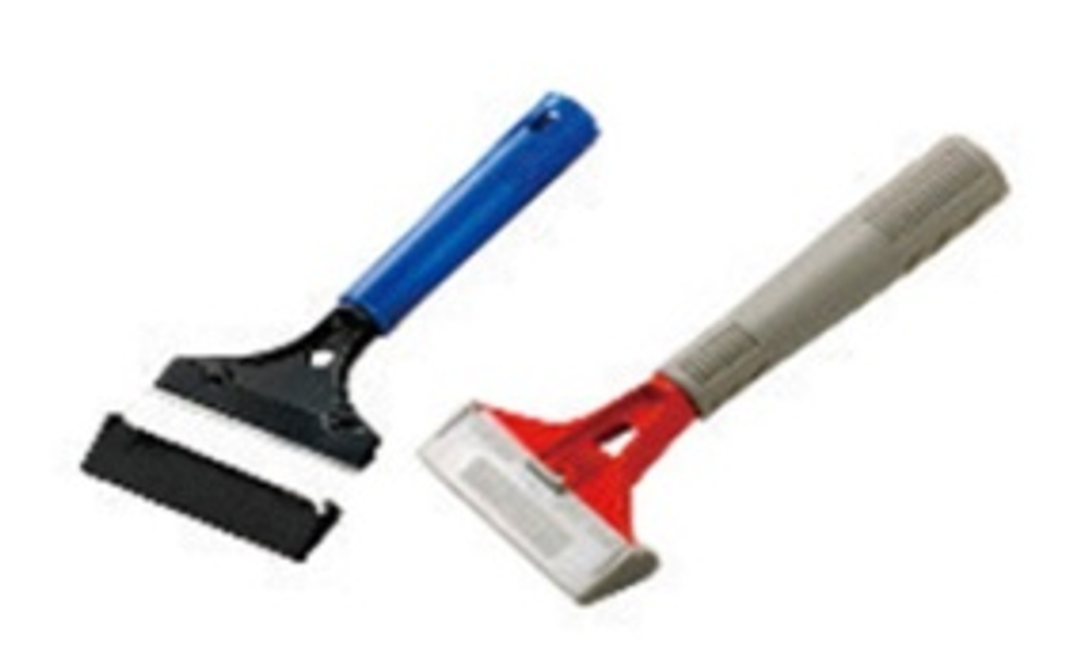 Скребок на длинной ручке пластиковый