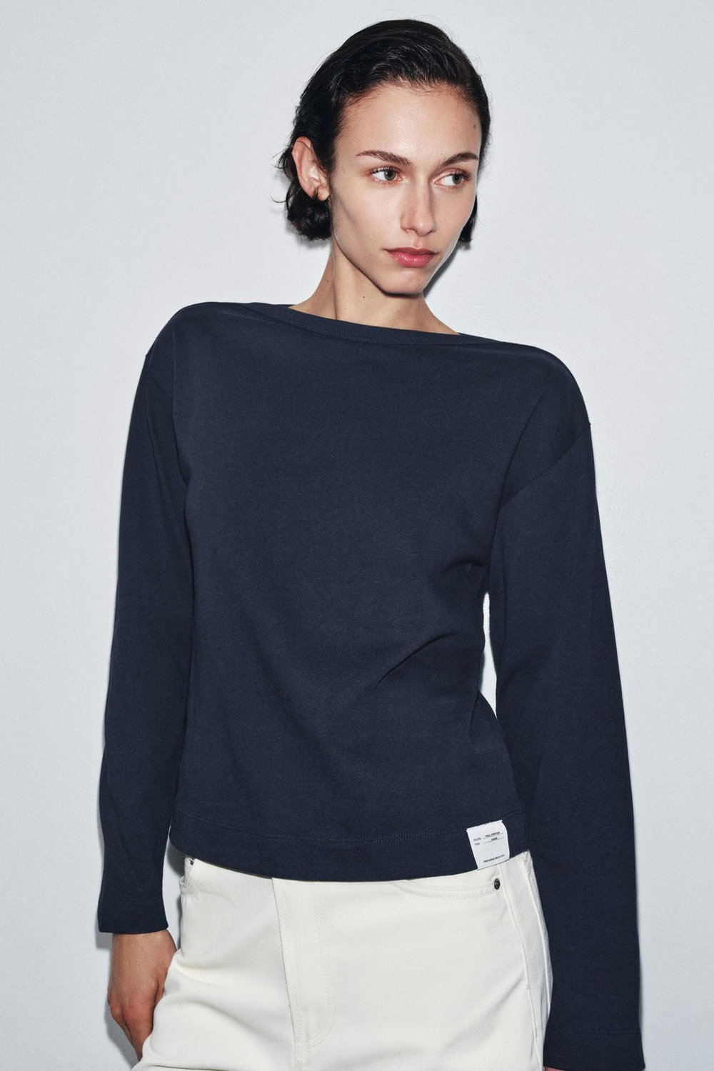 ZARA ФУТБОЛКА С ВЫРЕЗОМ ЛОДОЧКОЙ И ЭТИКЕТКОЙ, МОРСКОЙ СИНИЙ