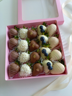 Клубника в шоколаде с декором из голубики