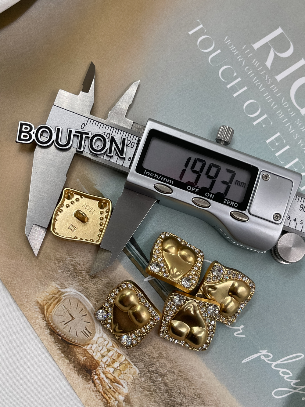 Пуговицы Скиап. квадратные в стразах с рельефом тела матовое золото